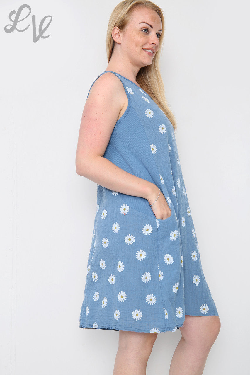 Dames mouwloze spijkerjurk met madeliefjesprint per stuk £10,99