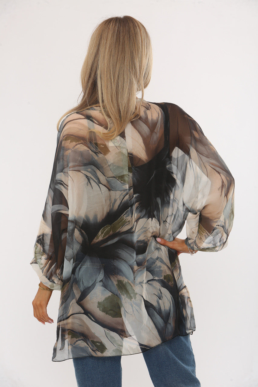 ABSTRACT BLADERENPRINT FLOUE BLOUSE MET VEST - ZWART