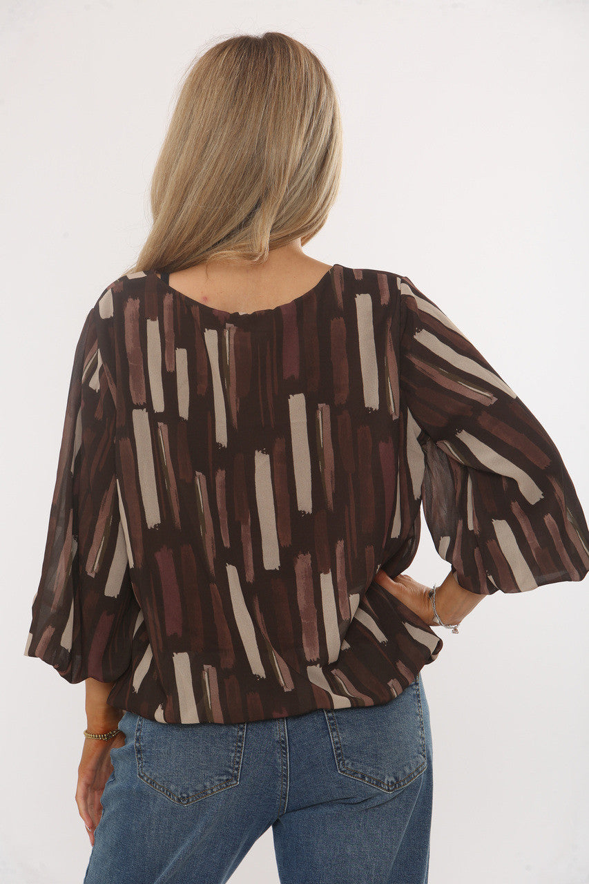 BLOUSE MET ABSTRACTE PENSEELSTREEKPRINT BRUIN