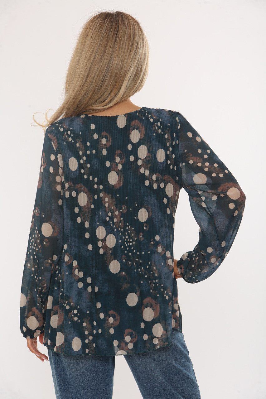 ABSTRACTE BLOUSE MET PLOOIEN EN POLKAPUNTJES IN PAUWBLAUW