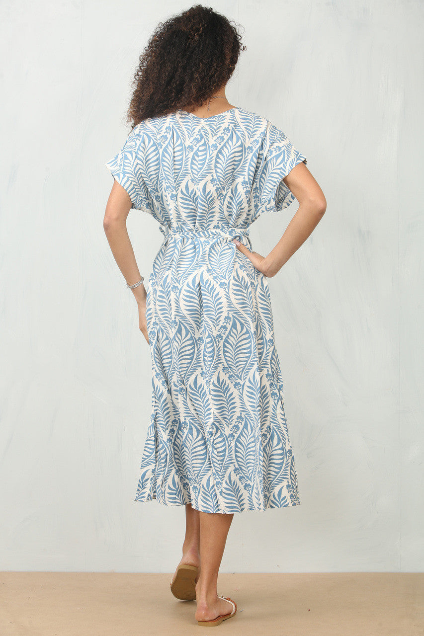 ABSTRACTE JURK MET BLADPRINT EN STROPDASCEINTUUR - DENIM