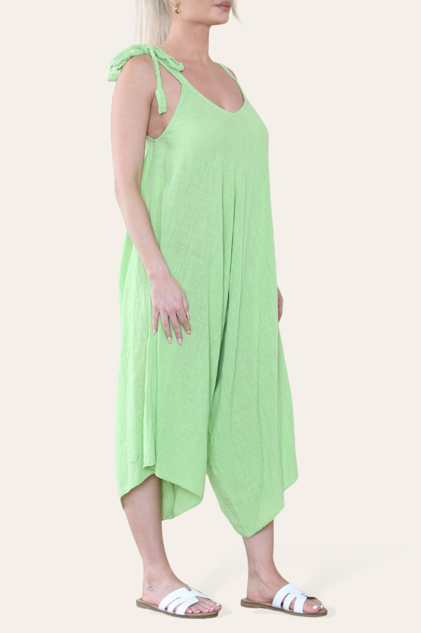 JUMPSUIT VAN KATOEN MET STROPDETAIL OP DE SCHOUDERS LIMOENGROEN