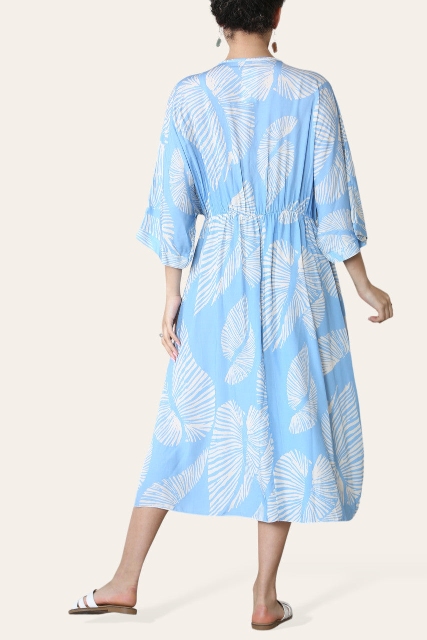 MAXIJURK MET PALMBLAADPRINT LICHTBLAUW