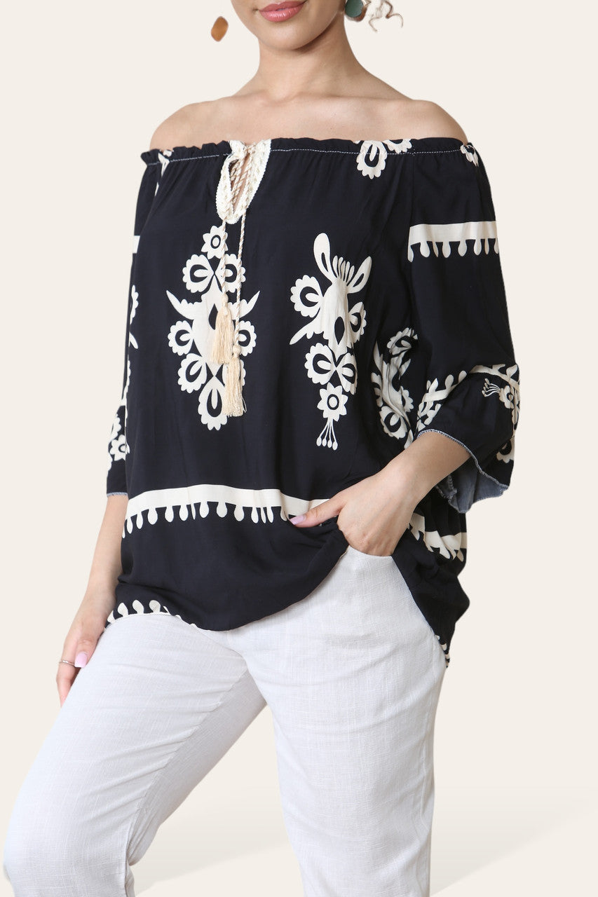 GEPRINTE TOP MET KWASJES EN BARDOTHALS ZWART