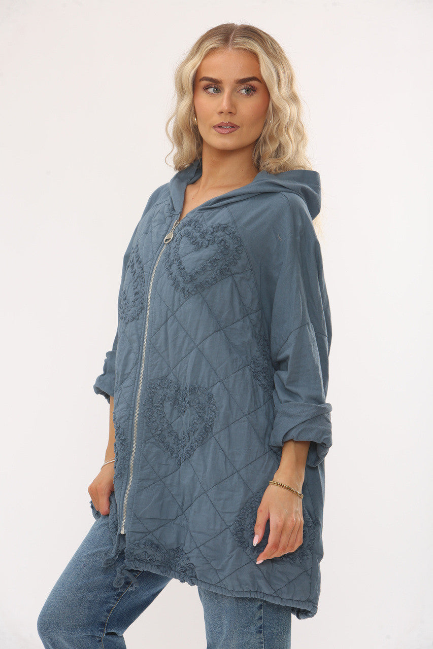 GEWATTEERD JASJE MET HARTJESDETAIL EN CAPUCHON - DENIM
