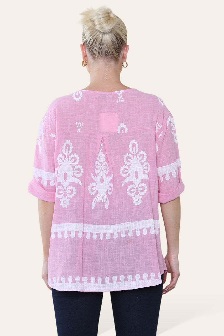 ROZE TOP MET PAISLEYPRINT EN OPAKRAAG MET KNOPENSLUITING