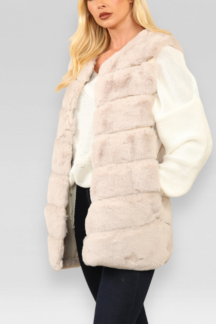 GILET VAN BEIGE KUNSTBONT MET PELSSTREPEN