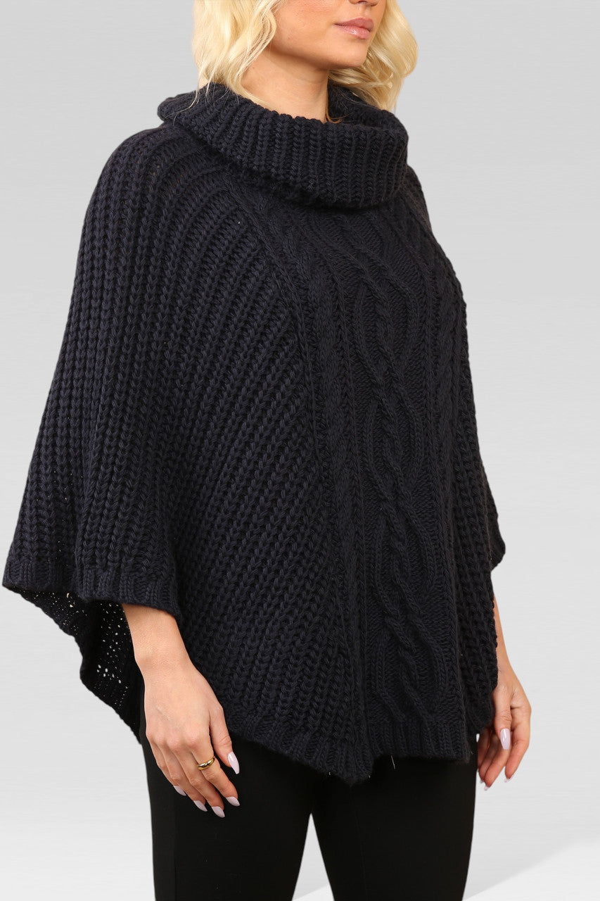 KABELGEBREIDE PONCHO MET COWLHALS MARINE