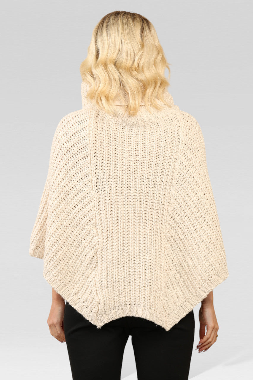 KABELGEBREIDE PONCHO MET COWL NECK STEEN