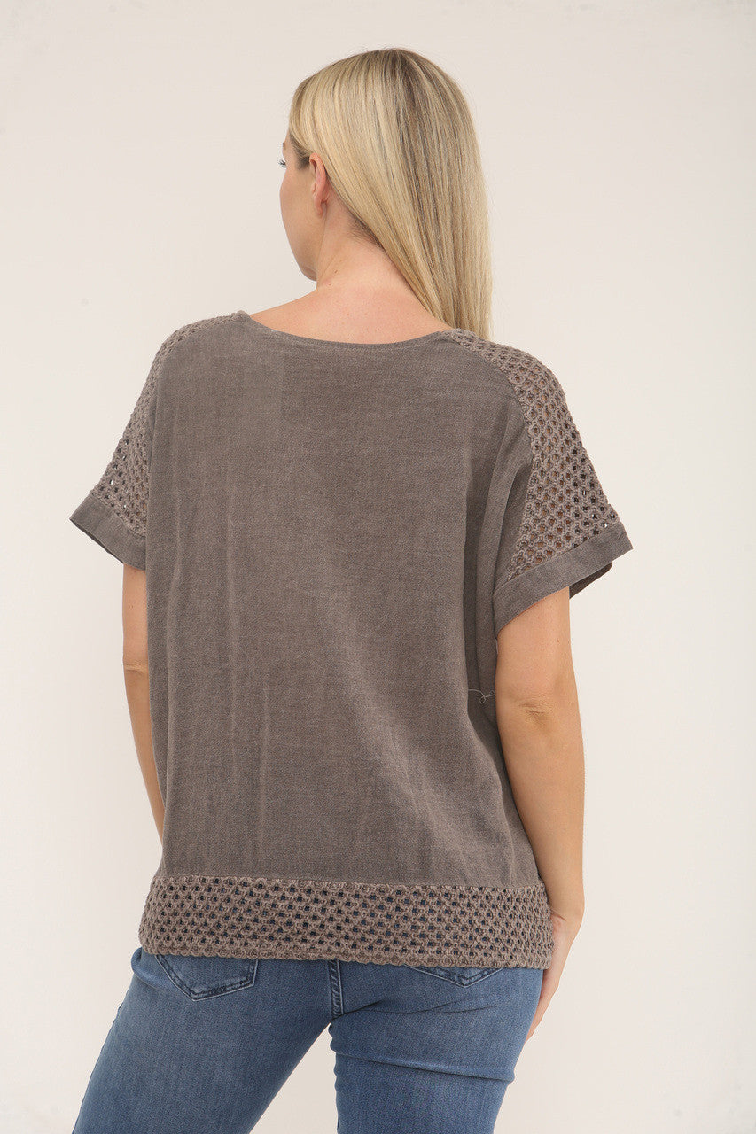 GEHAAKT DETAIL TOP MET KORTE MOUWEN - BRUIN