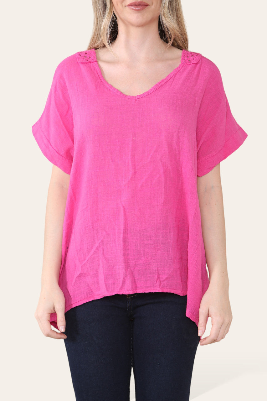 TOP MET GEHAAKTE DETAILS OP DE RUG CERISE
