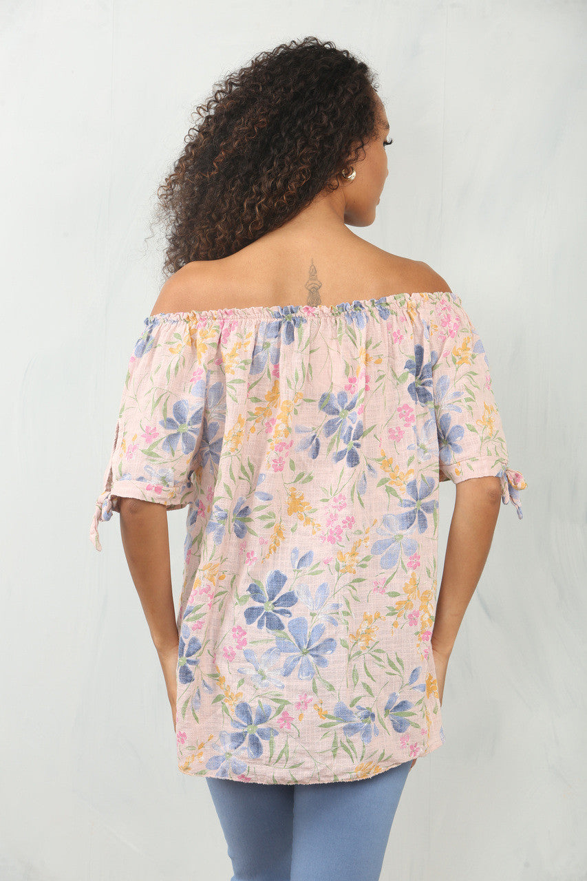 BLOUSON MET KLEINE BLOEMENMIX, BARDOT HALS EN BLOOTE SCHOUDERS STOFROZE