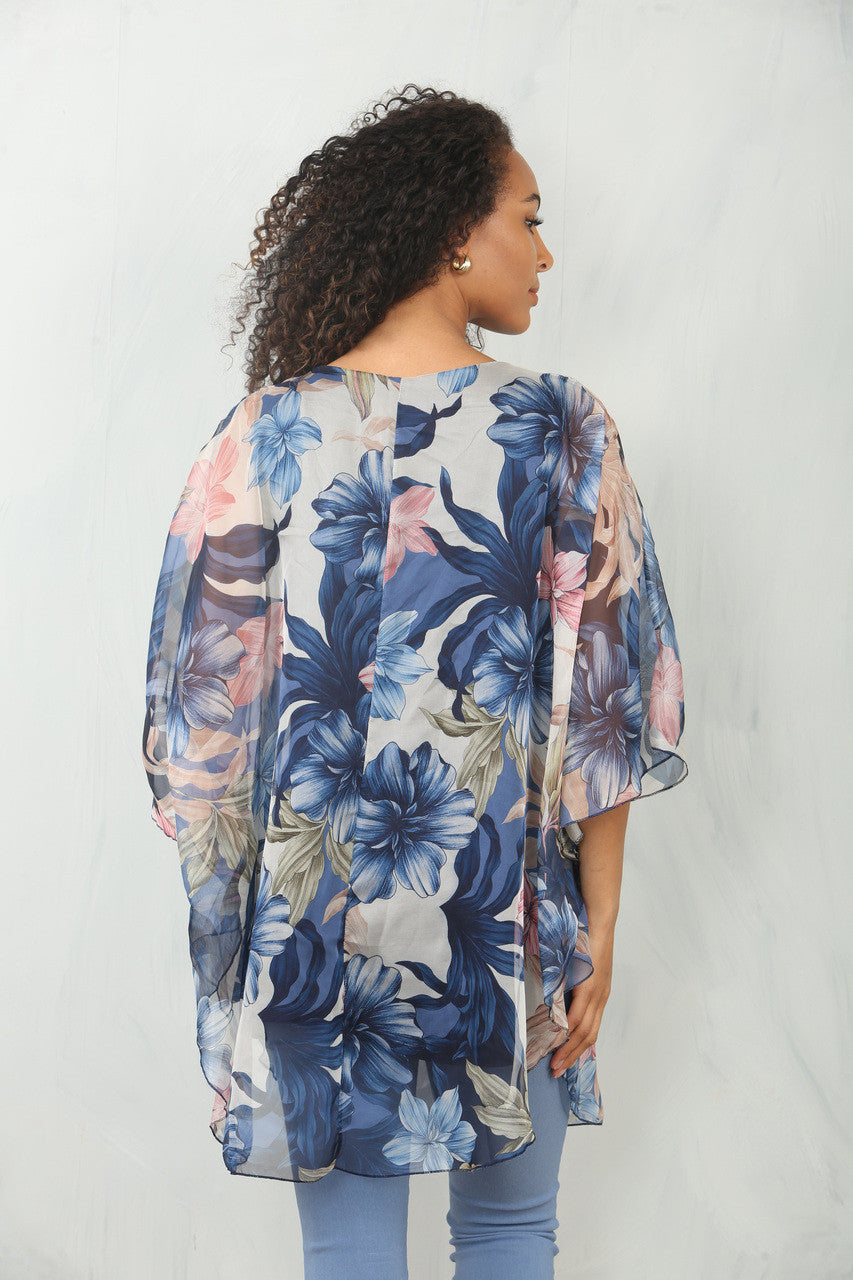 BLOEZENTOP MET BLOEMEN- EN BLADPRINT EN VLIEGENDE MOUWEN - MARINEBLAUW