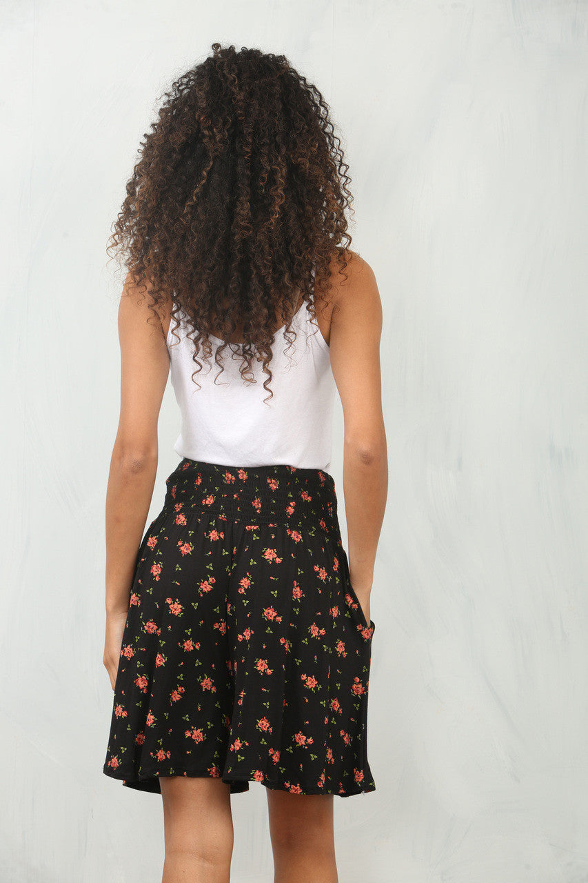 RODE ROOS PRINT ELASTISCHE TAILLEBAND SKORT ZWART