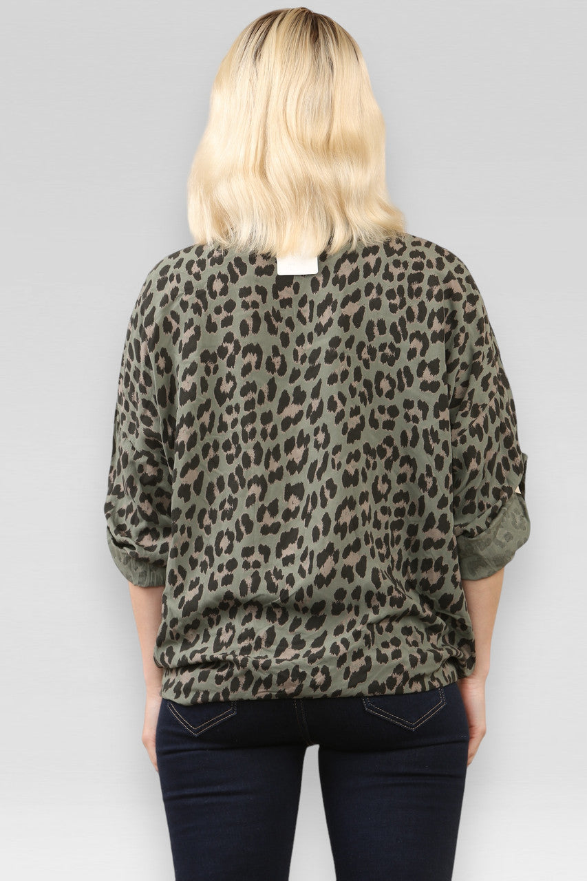 BLOUSE MET LUIPAARDPRINT EN STRIKSLUITING KAKI