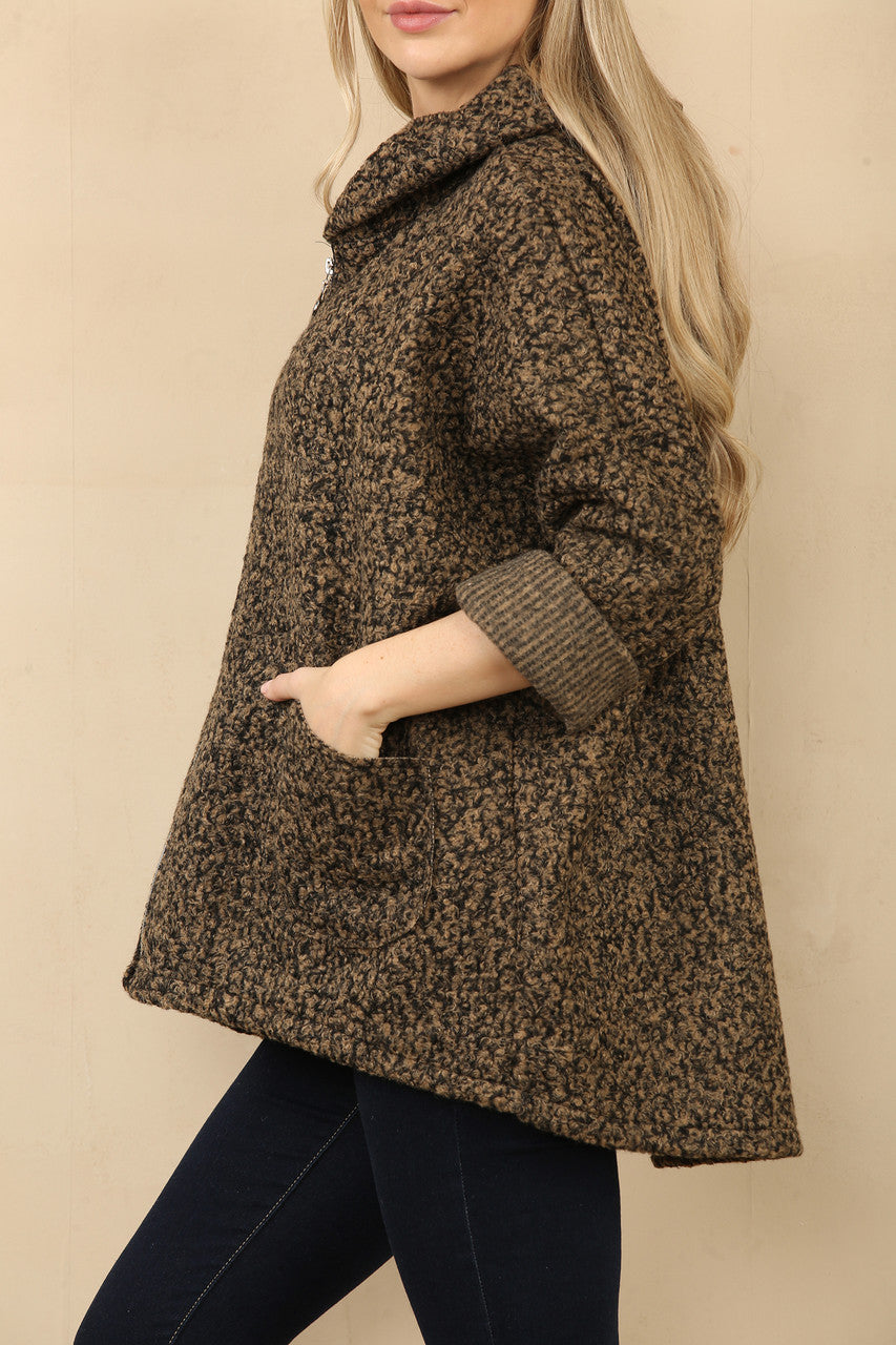 JAS MET CAPUCHON VAN ZACHTE WOLMIX MET RITS EN GESPEN TAUPE