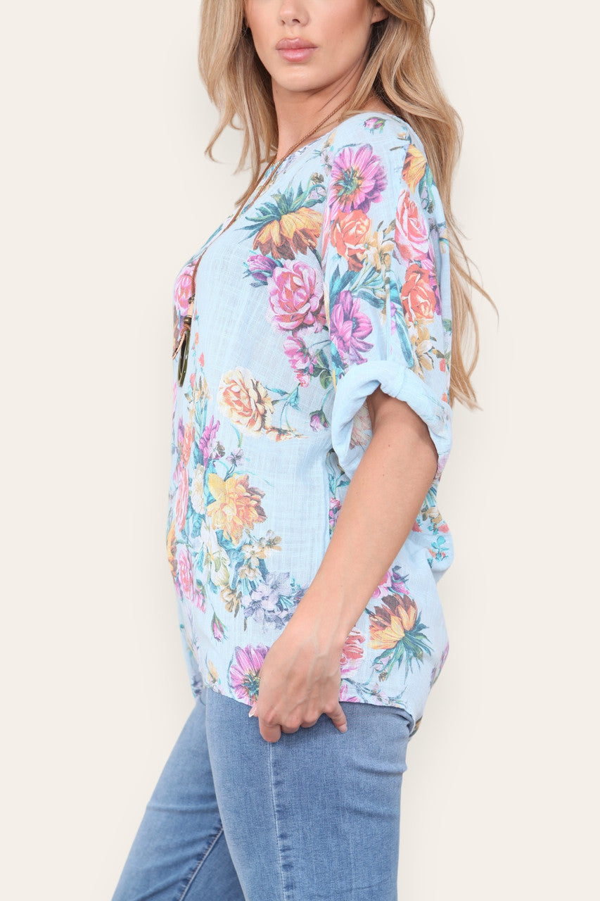 TOP MET BLOEMENMIXPRINT LICHTBLAUW