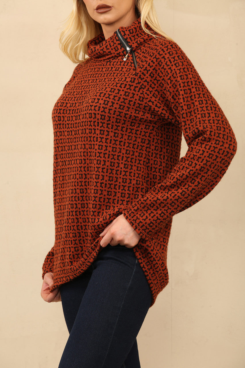 GEPRINTE TRICOT TRUI MET RITS EN HOGE KRAAG ROESTBRUIN