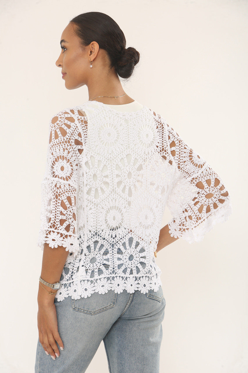 GEHAAKT VEST MET BLOEMEN- EN ZONNESTRAALMOTIEF - WIT