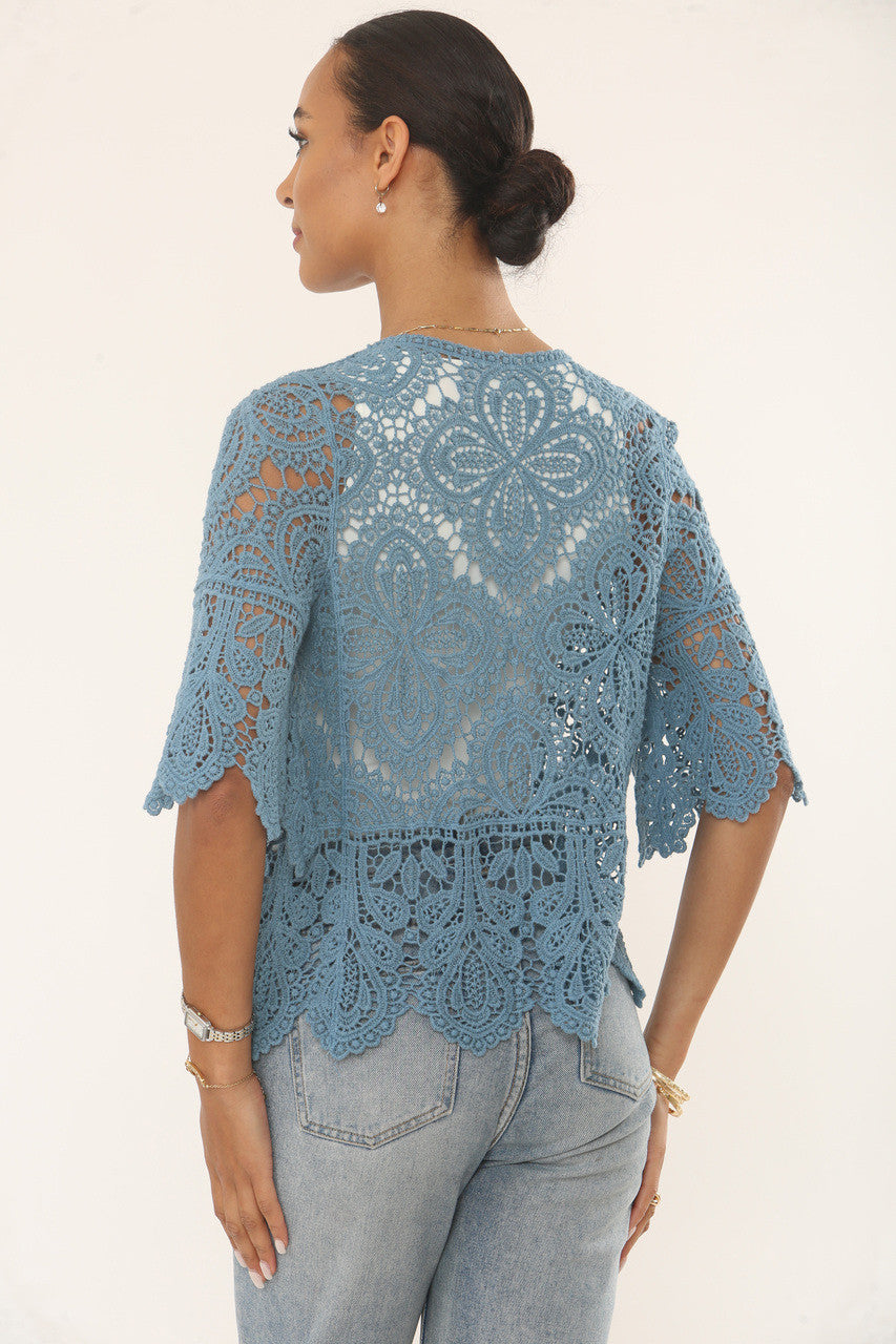 VEST MET BLADMOTIEF EN HAAKWERK - DUSTY DENIM