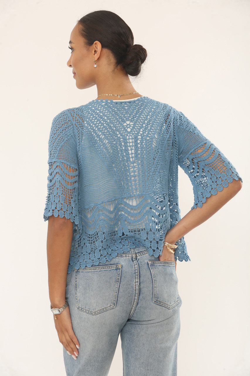 GEHAAKTE TOP MET GOLVENDE ZOOM & MOUWEN - STOFBLAUW