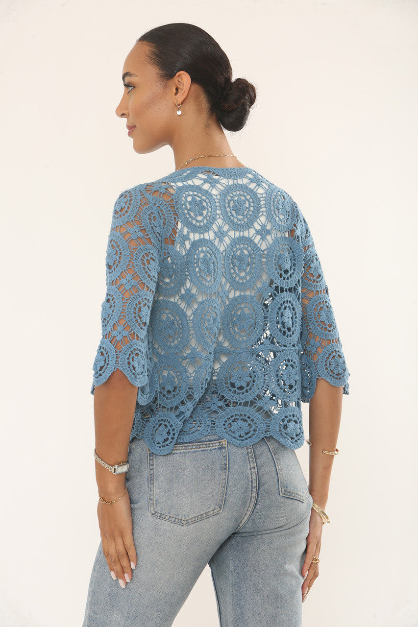 GEHAAKTE TOP MET CIRKELMOTIEF - STOFBLAUW