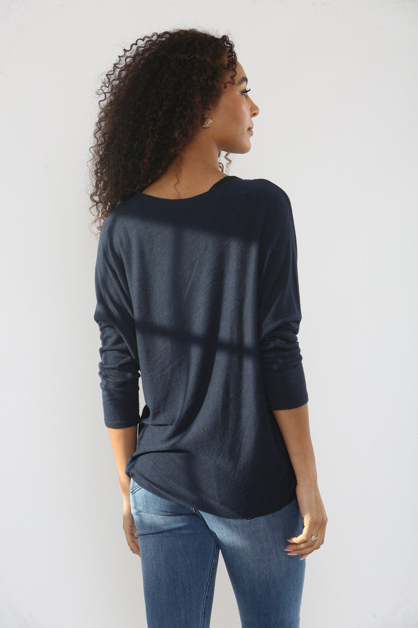 TRUI TOP MET FIJNE STEKEN, PAILLETTEN EN SNEEUWVLOKKEN PATROON MARINEBLAUW