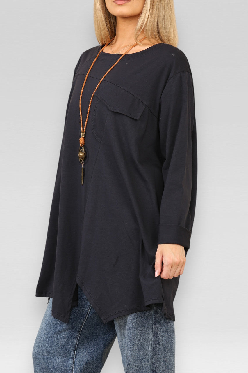 TOP MET UITGESNEDEN ZAKJE EN KETTING NAVY
