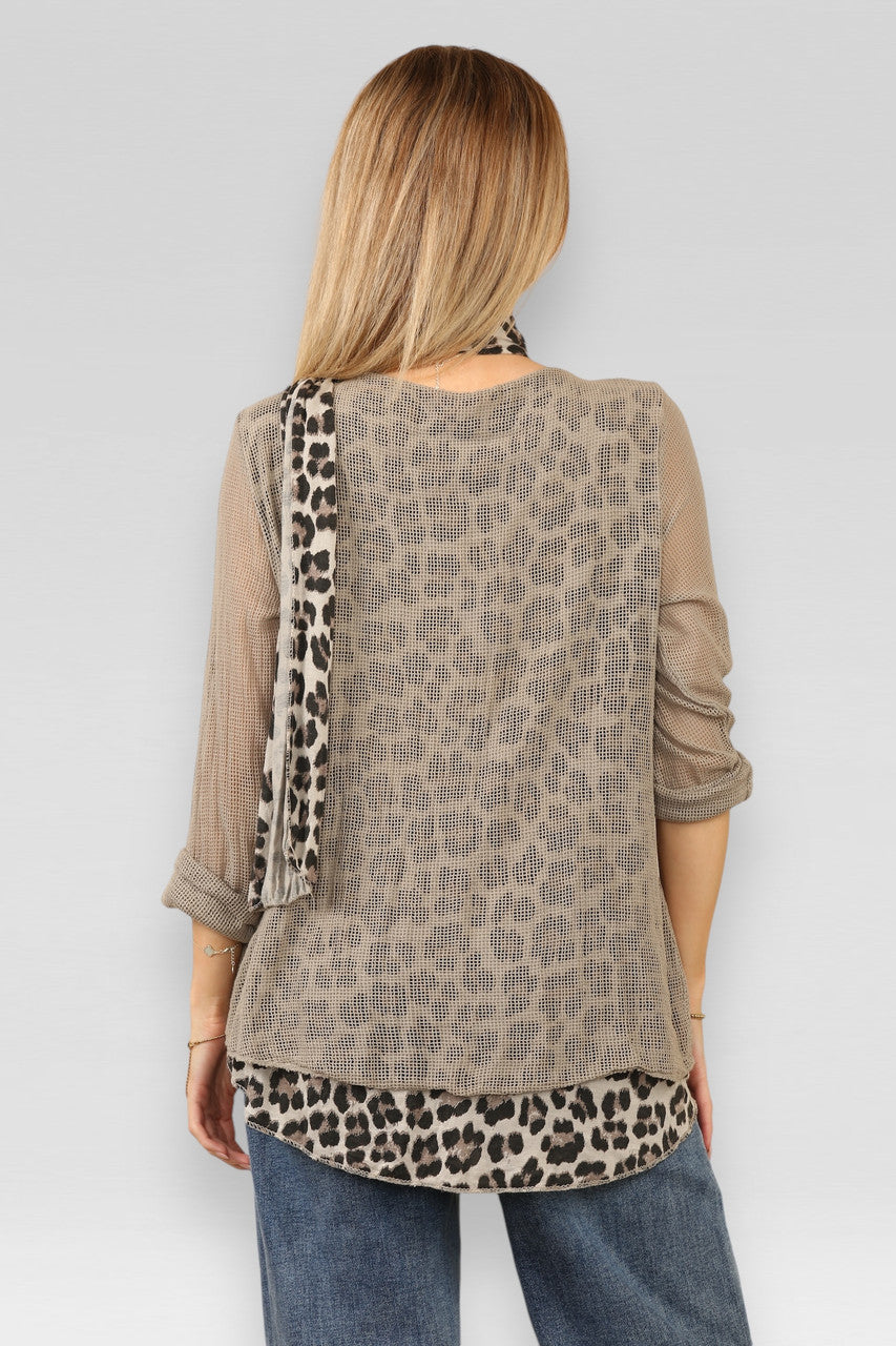DUBBELE LAAG MESH TOP MET LUIPAARDPRINT EN SJAAL TAUPE