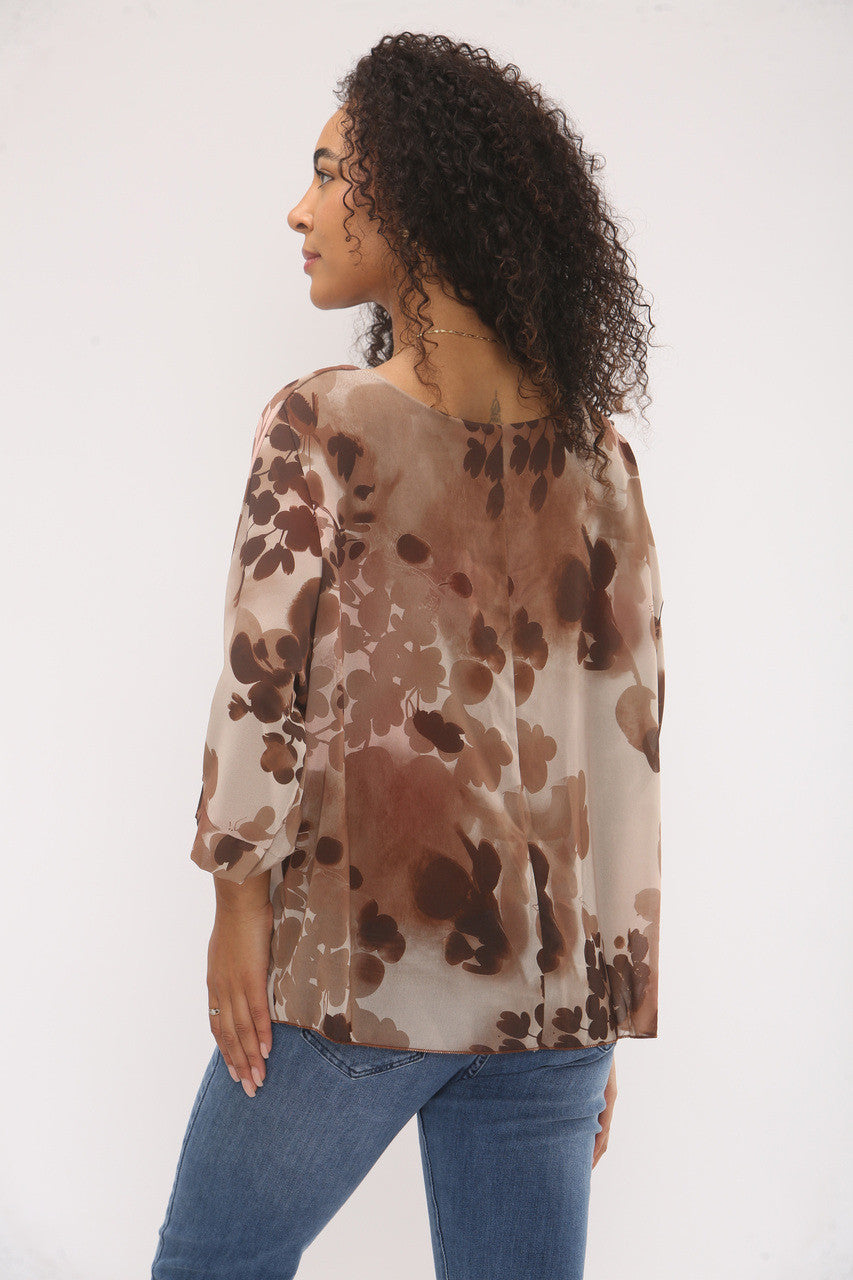 BLOUSE MET ABSTRACTE BLAD SILHOUET AFDRUK TAN