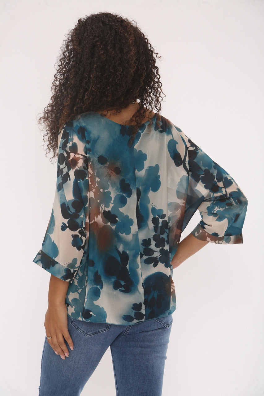 BLOUSE MET ABSTRACTE BLADERENSILHOUET AFDRUK TEAL