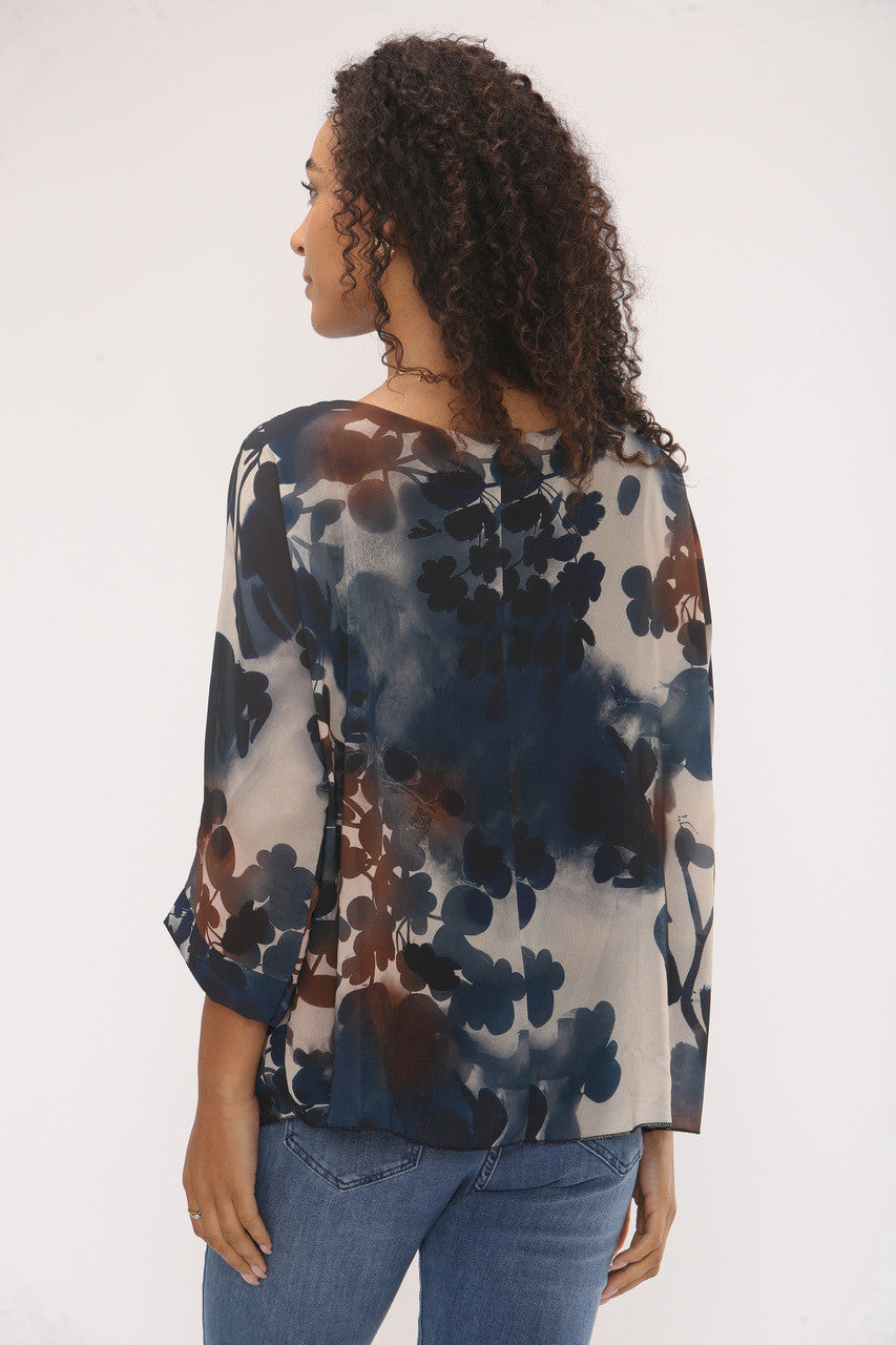 BLOUSE MET ABSTRACTE BLADPRINT MARINEBLAUW