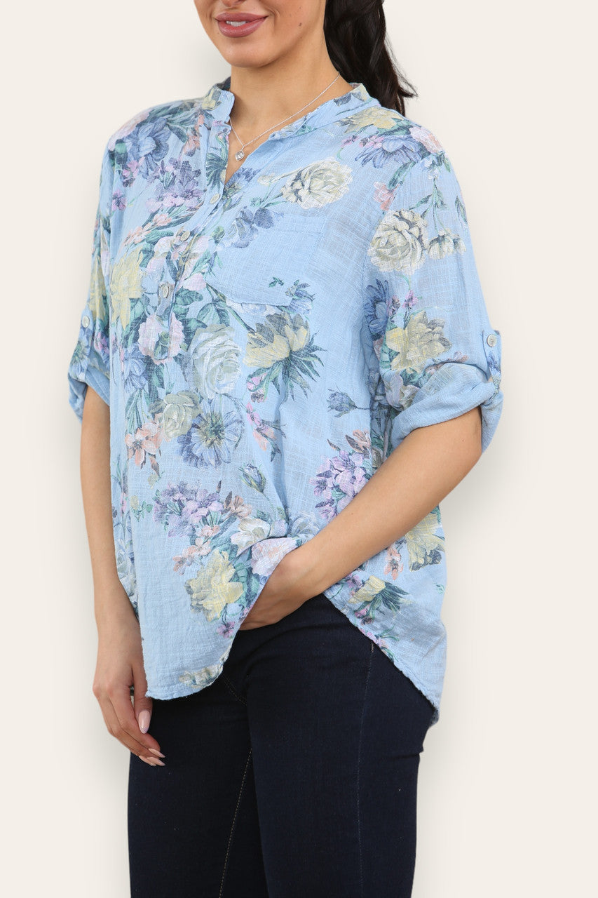 BLOUSE MET BLOEMENBOEKETPRINT EN GROOTVADERKRAAG LICHTBLAUW
