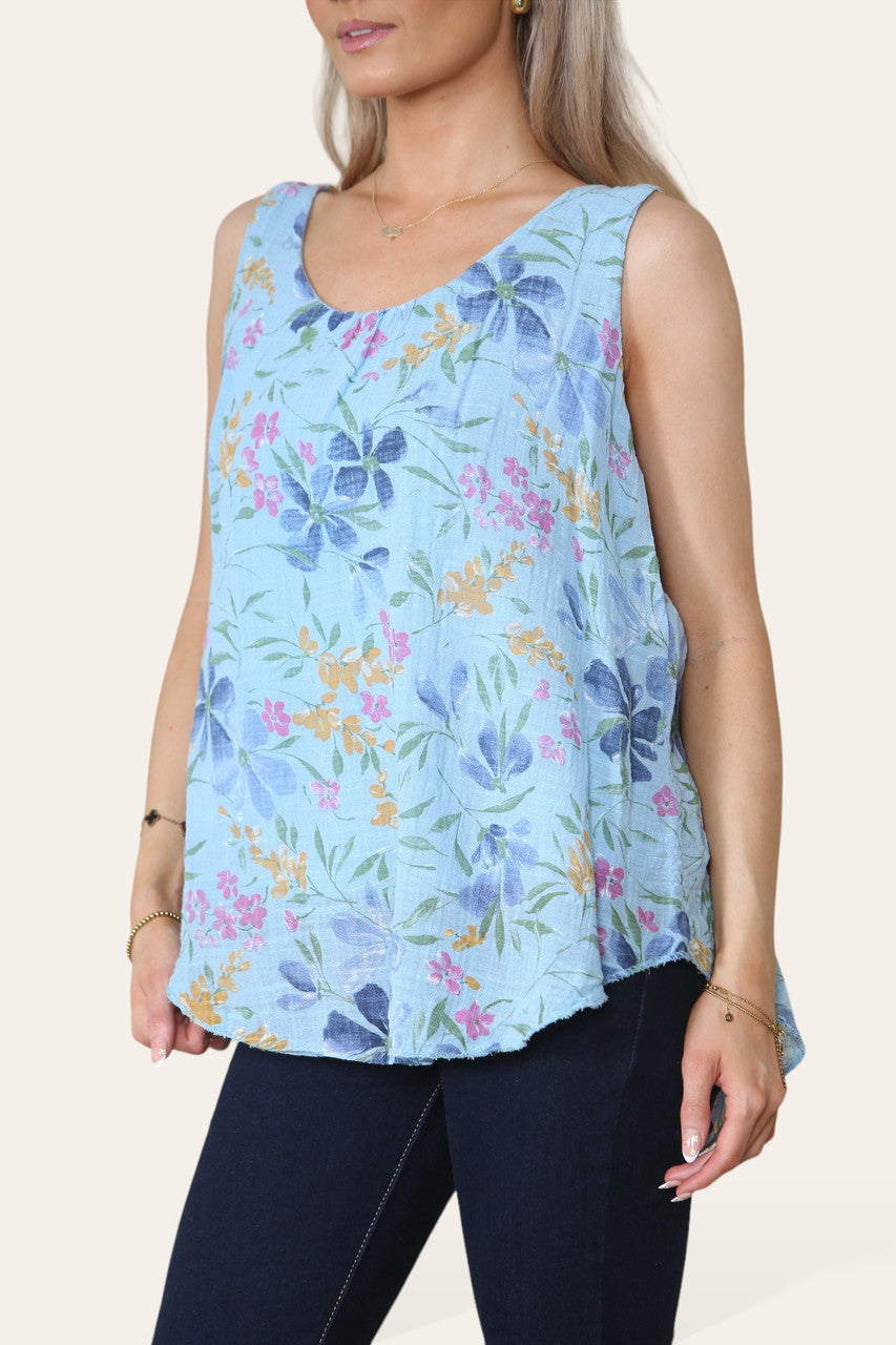 Kopie van FLORAL DITSY PRINT MOUWLOZE TOP LICHTBLAUW