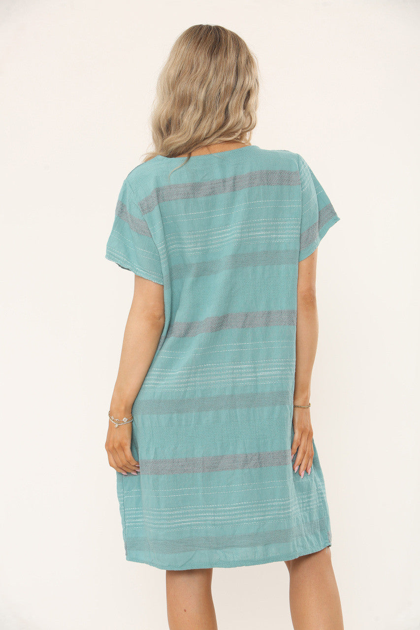 JURK MET STREEP EN STEEKDETAILS EN RELAXTE PASVORM - TIFFANY
