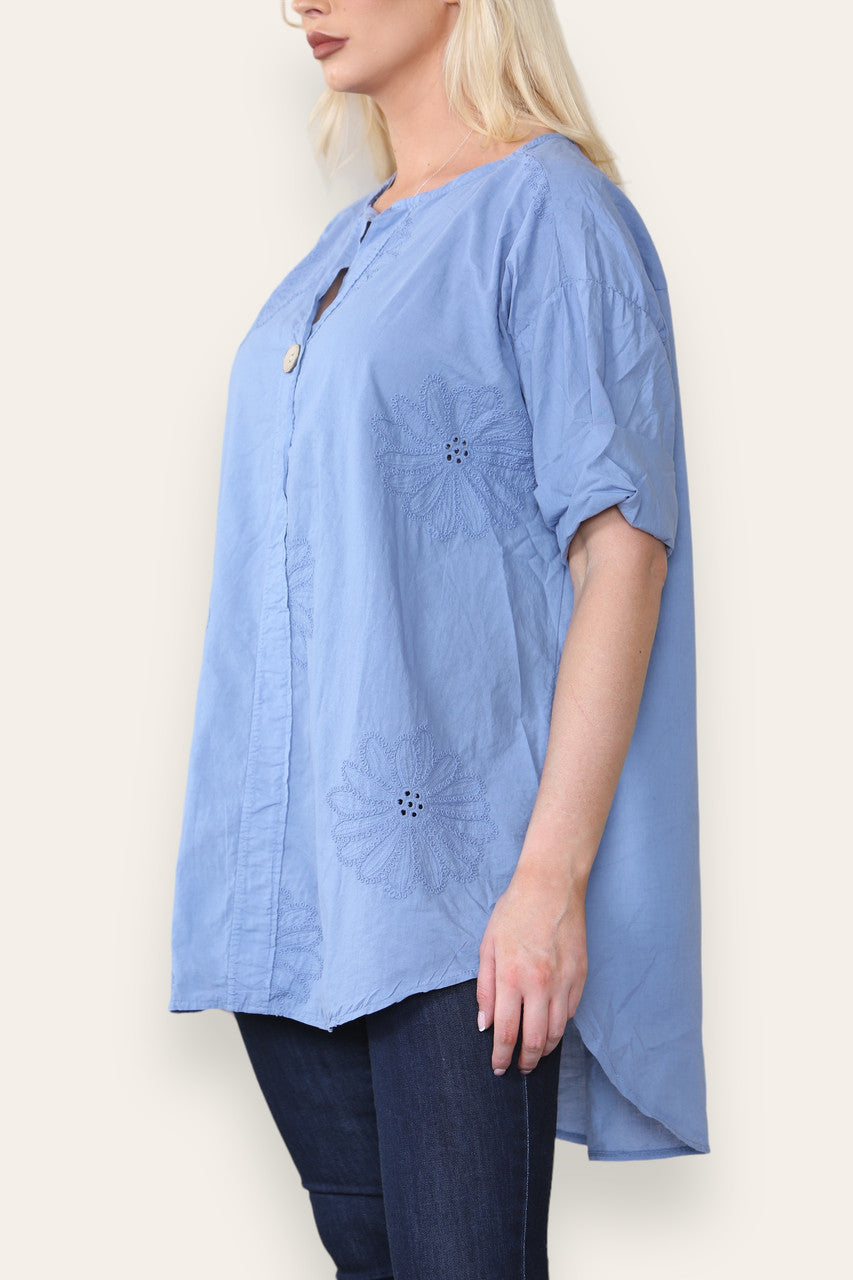 BRODERIE ANGLAISE SHIRT MET V-HALS EN SPONSJESMOUWEN spijkerstof