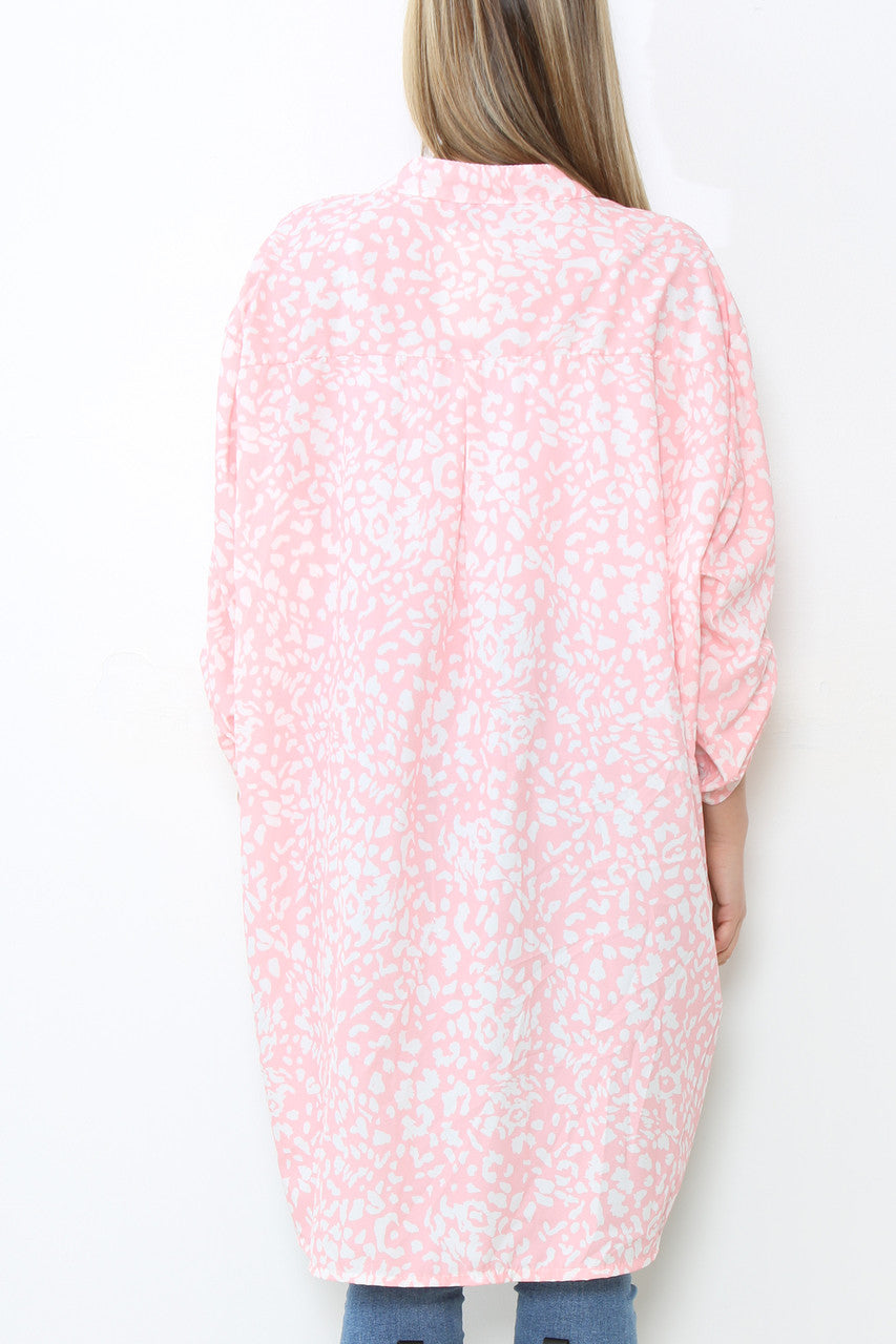 Damesblouse met panterprint, lange pasvorm en opa kraag, roze