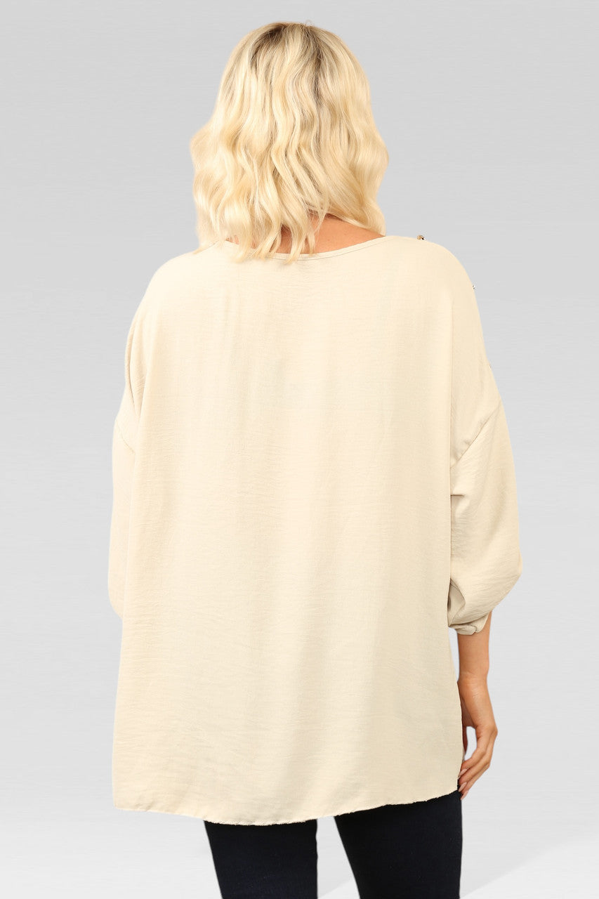 BLOUSE MET KNOPEN OP DE MOUWEN EN HALSSTEEN KETTING