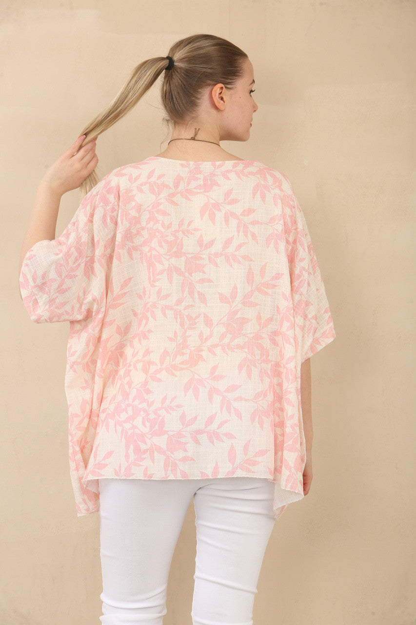 TOP MET BATWINGMOUWEN, BLADPRINT EN KETTING - ROZE