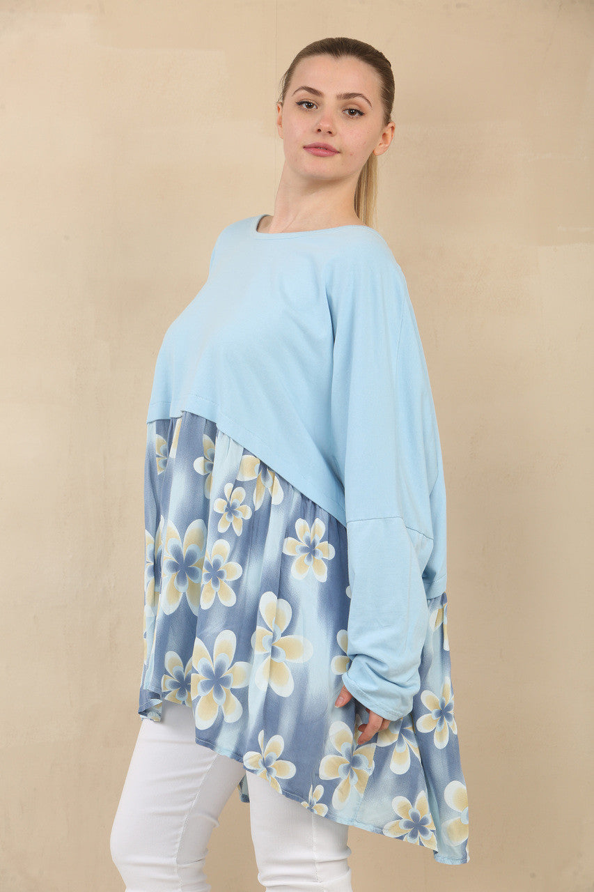 TOP MET BLOEMENPRINT EN PANEELEFFECT - LICHTBLAUW