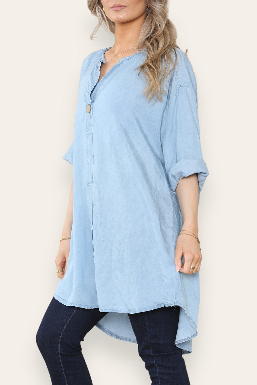 TUNIEK MET OPSTAANDE KRAAG EN KNOPENSLUITING VAN LICHT DENIM