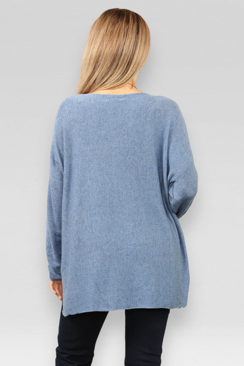 FIJNGEBREIDE RIBBELTRUI MET ZIJNADEN & KETTING DENIM