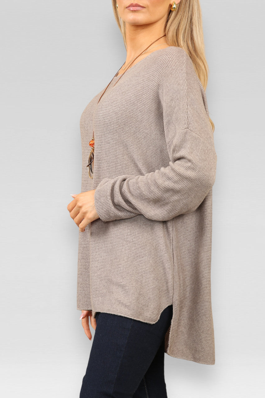 FIJNGEBREIDE GERIBBELDE TRUI MET SPLITTEN & KETTING TAUPE
