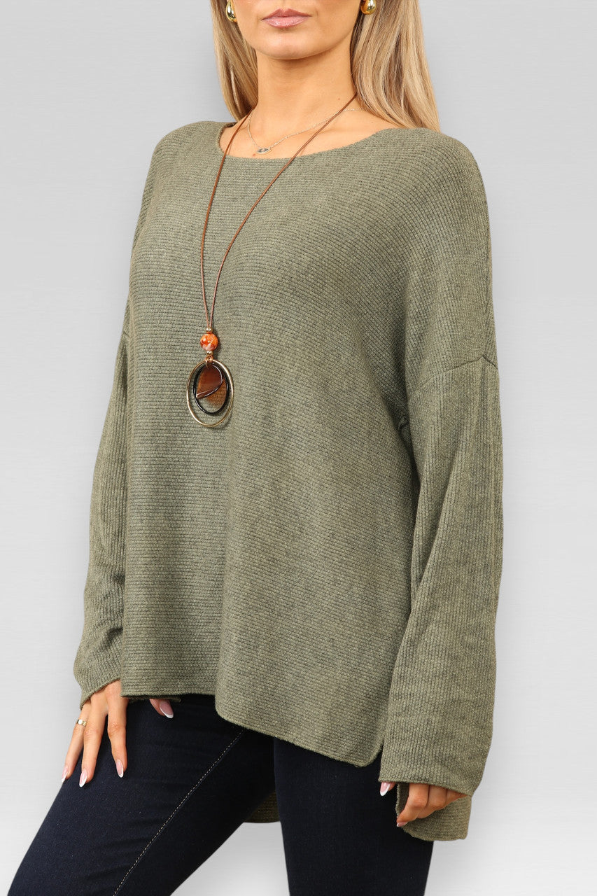 FIJN GEBREIDE RIB JUMPER MET SPLIT EN KETTING KHAKI