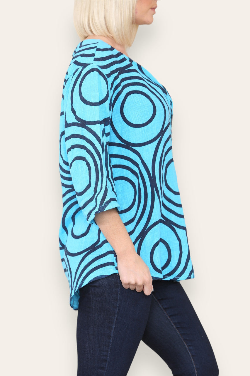 TOP MET GROTE KRAAG EN KNOPEN MET CIRKELWIRRELPRINT TURQUOIS