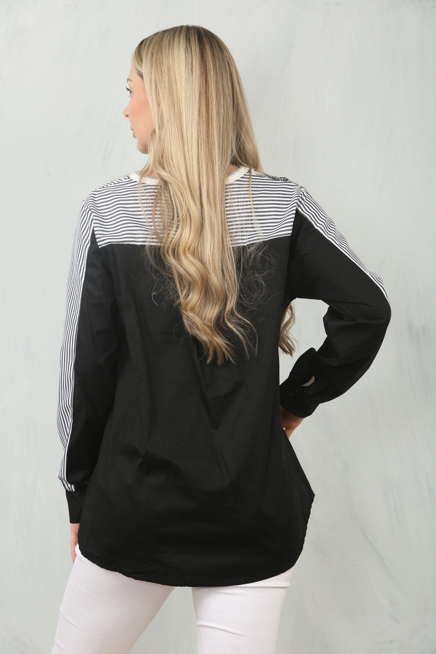 BLOUSE TOP MET BLADSTREEP EN CONTRASTERENDE PANEEL - ZWART