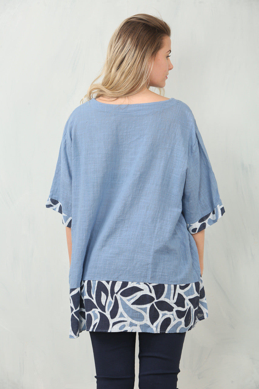 TOP MET BLOEMENPRINT EN PATCHWORK - DENIM