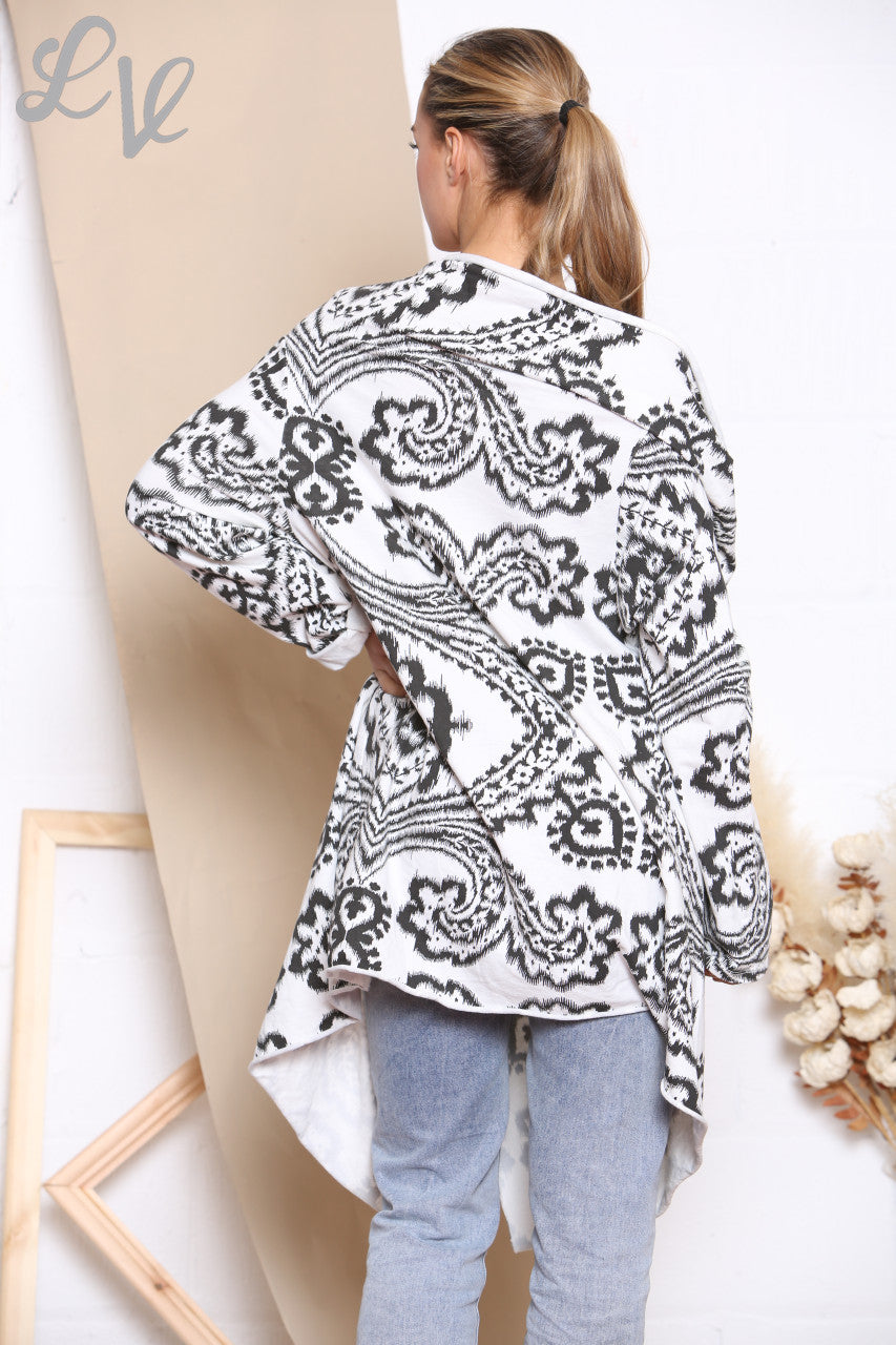 Dames jasje met paisleymotief, overslag en knoopsluiting wit