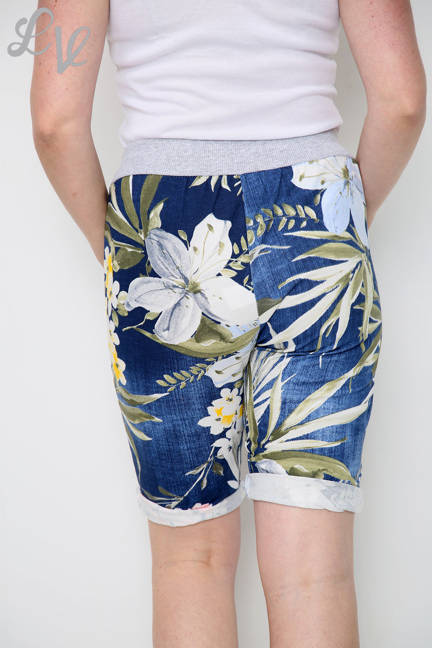 Dames korte broek met bloemen- en bladprint navy - Prijs per stuk £5,99