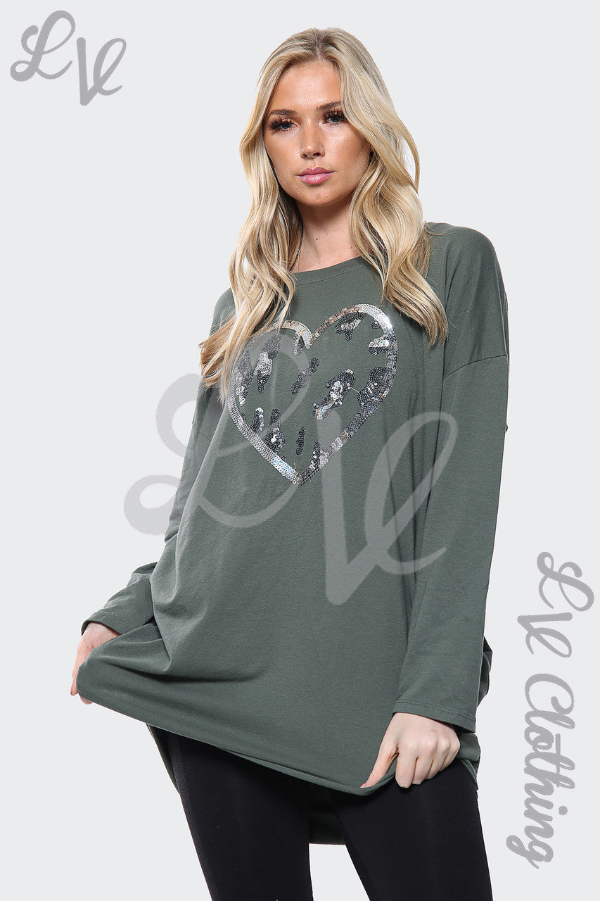 Dames oversized top met lovertjes hartjesprint kaki Stukprijs € 15,99